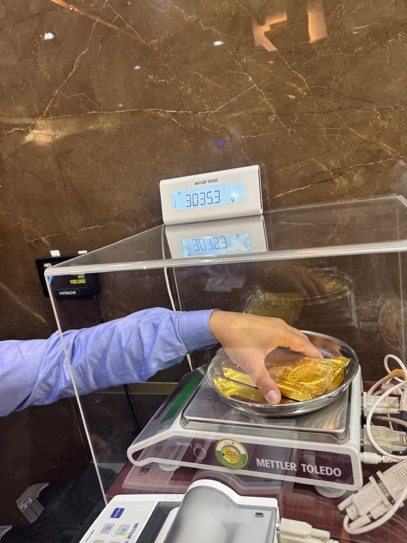 Certified weighing of a gold bar